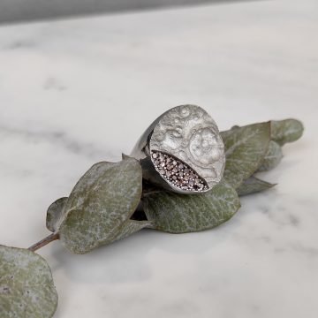 Anillo de plata superficie lunar marrón
