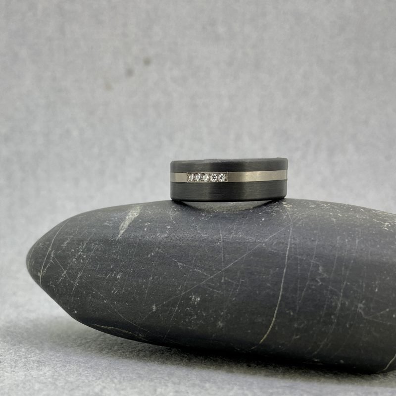 Anillo boda señora titanio carbono y diamantes