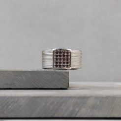 Anillo de plata con rectángulo cuajado