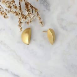 Pendientes media luna chapados en oro