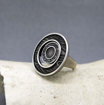 anillo de plata y diamantes negros