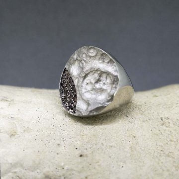 anillo original con textura lunar